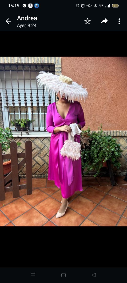 Pamela de plumas y bolso