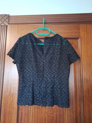 Blusa de encaje negra de manga corta