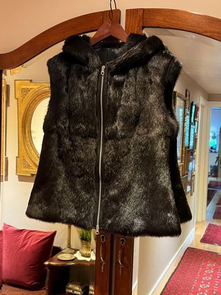 Chaleco de Piel de Conejo con Capucha
