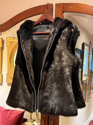 Chaleco de Piel de Conejo con Capucha