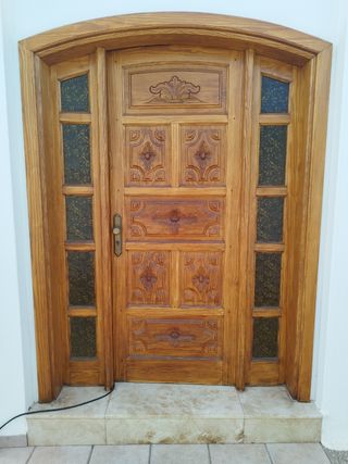 Puerta de madera tallada