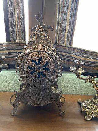reloj y candelabros de bronce