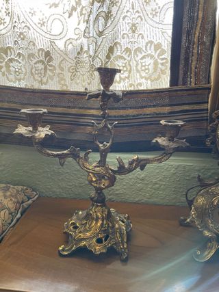 reloj y candelabros de bronce