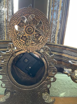 reloj y candelabros de bronce