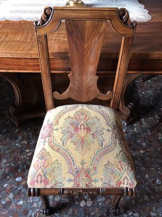 Seis sillas de nogal