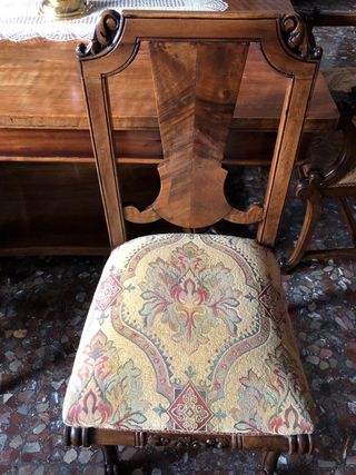 Seis sillas de nogal