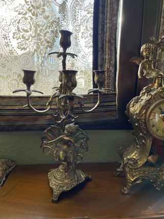 reloj y candelabros de bronce