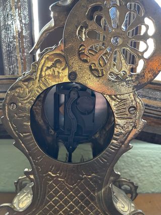 reloj y candelabros de bronce