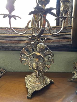 reloj y candelabros de bronce