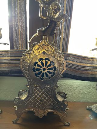 reloj y candelabros de bronce