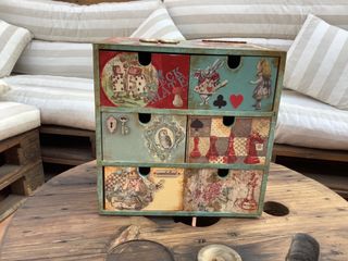 Cajonera decorada a mano personalizada ALICIA