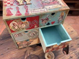 Cajonera decorada a mano personalizada ALICIA