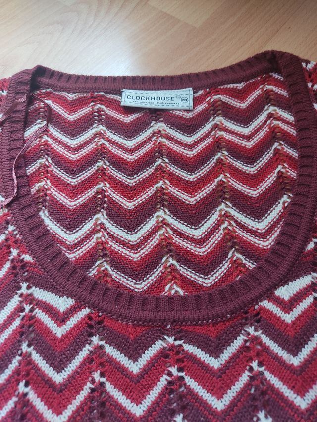 Vestido burdeos con cenefas