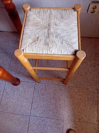 Taburete alto de madera