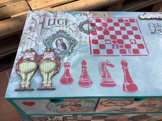 Cajonera decorada a mano personalizada ALICIA 3