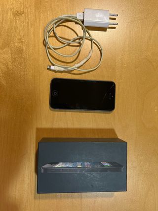 iPhone 5 16 Gb negro con 2 fundas