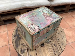 Cajonera decorada a mano LA BELLA DURMIENTE