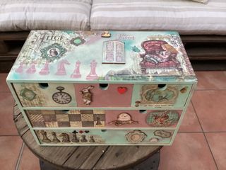 Cajonera decorada a mano personalizada Alicia 5