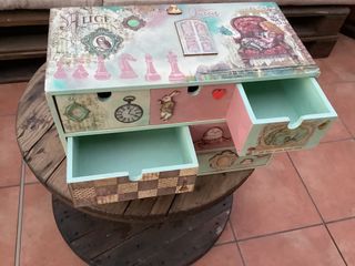 Cajonera decorada a mano personalizada Alicia 5
