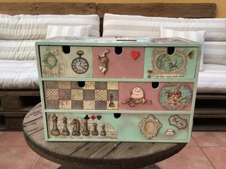 Cajonera decorada a mano personalizada Alicia 5