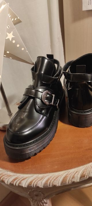 Botines negros plataforma y hebillas 