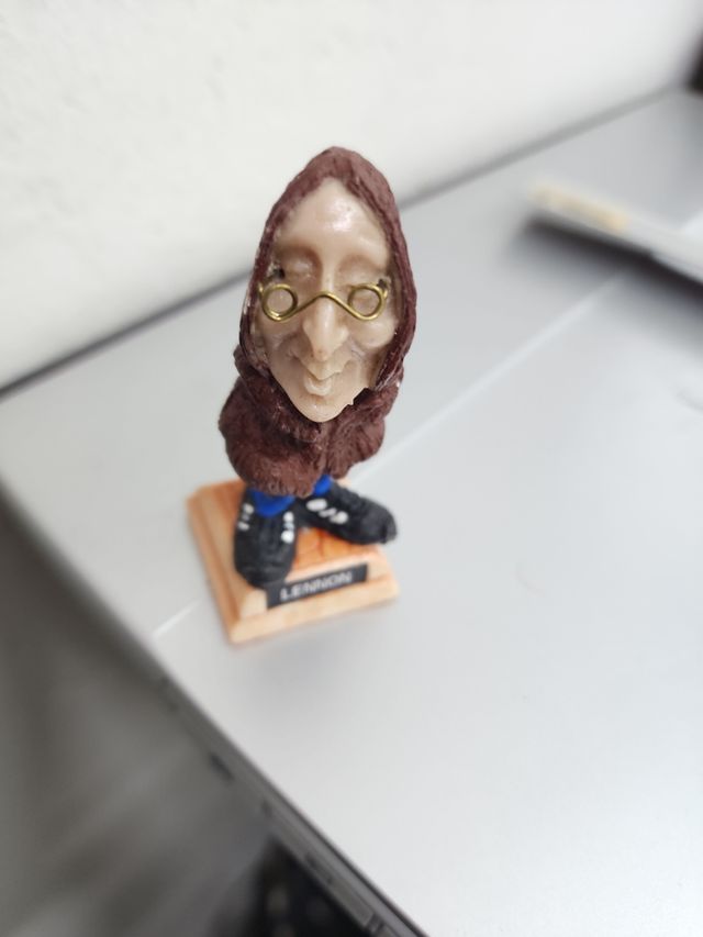 JOHN LENNON MINIATURA RESINA SOLIDA NUEV