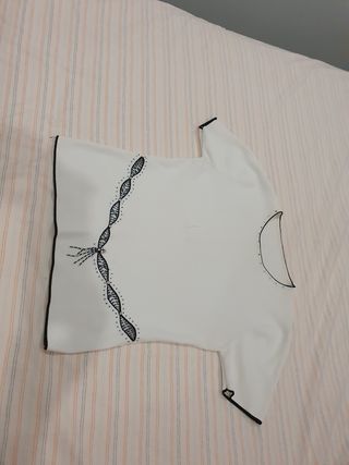 Blusa en blanco con detalle decorativo en cintura