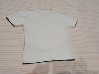 Blusa en blanco con detalle decorativo en cintura