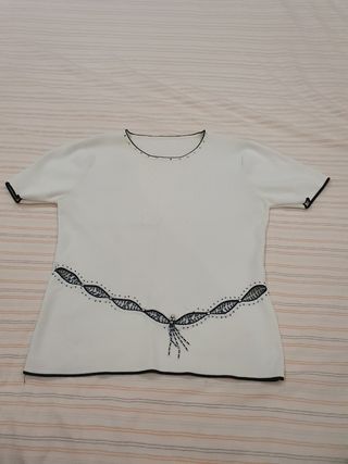 Blusa en blanco con detalle decorativo en cintura