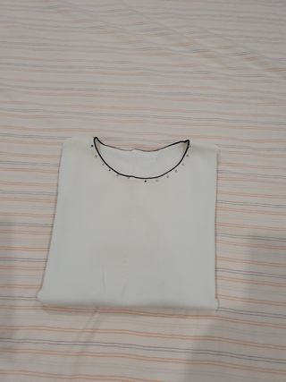 Blusa en blanco con detalle decorativo en cintura