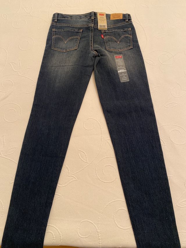 A estrenar pantalón Levis 710