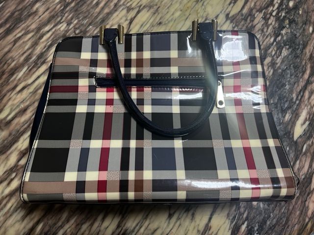 Bolso a rayas de charol azul marino