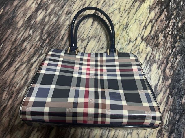 Bolso a rayas de charol azul marino