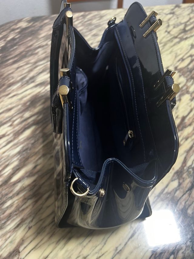 Bolso a rayas de charol azul marino