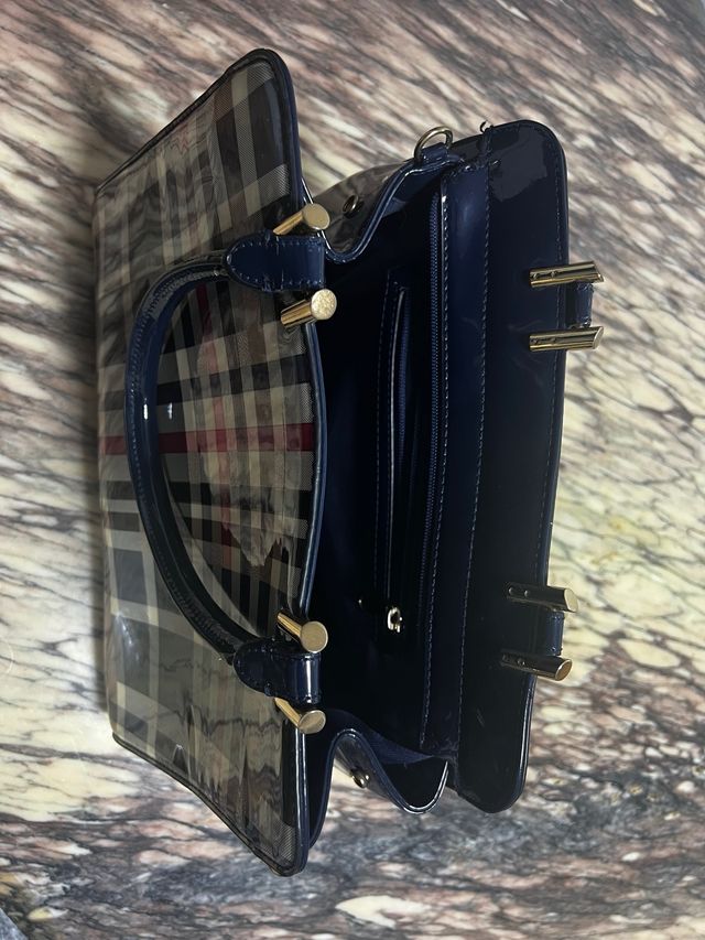 Bolso a rayas de charol azul marino