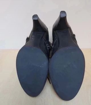 Botines negros de piel Hispanitas