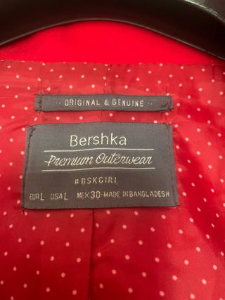 Abrigo de paño rojo