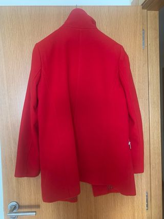 Abrigo de paño rojo