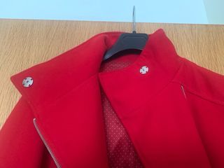 Abrigo de paño rojo