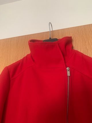 Abrigo de paño rojo