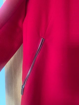 Abrigo de paño rojo