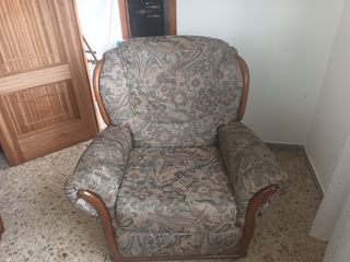 Sofá de tres plazas y 2 bitácoras. En buen estado.