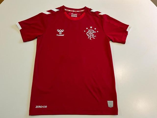 EQUIPACIÓN INFANTIL FÚTBOL ROJO DE “RANGERS F.C.”