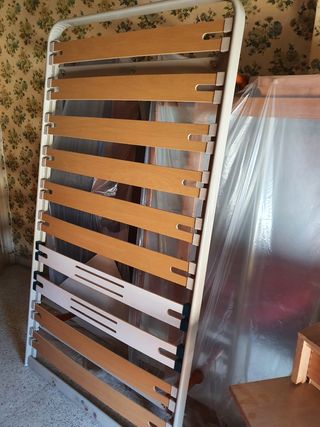 Somier de laminas con patas es de marca