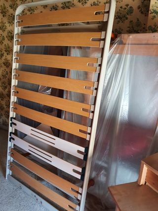 Somier de laminas con patas es de marca