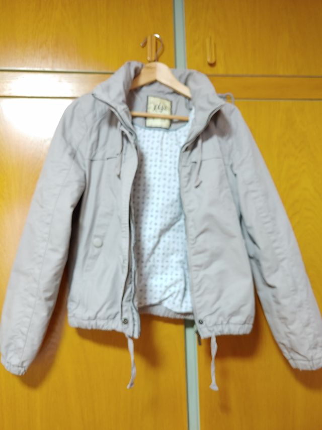 Cazadora juvenil con capucha escondida