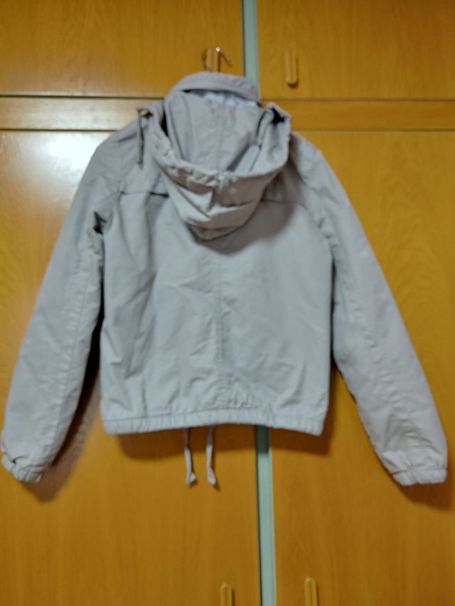 Cazadora juvenil con capucha escondida