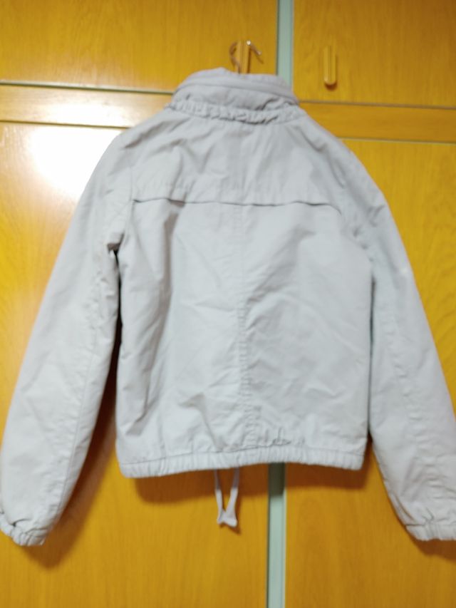 Cazadora juvenil con capucha escondida