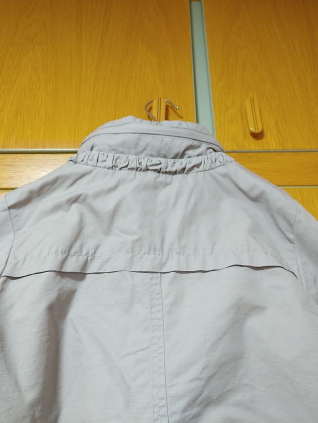 Cazadora juvenil con capucha escondida