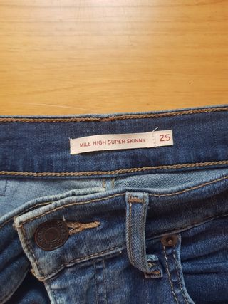Pantalón vaquero Levis chica 